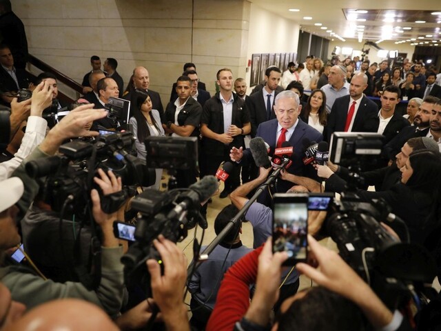 V Izraeli stanovili termín predčasných volieb. Netanjahu nezložil vládu