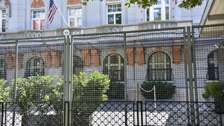 Bezpečnostná zóna zostáva, americkej ambasáde predĺžili nájom