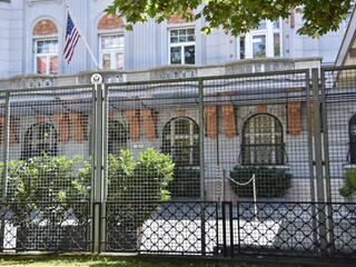 Bezpečnostná zóna zostáva, americkej ambasáde predĺžili nájom