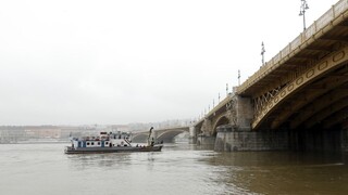 Loď sa potopila v okamihu. Nezvestných turistov hľadajú v daždi