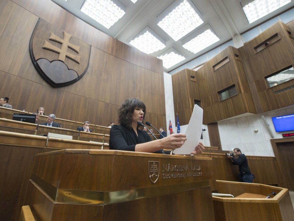 Akého mandátu sa vzdá Nicholsonová? Jeden si ponechá