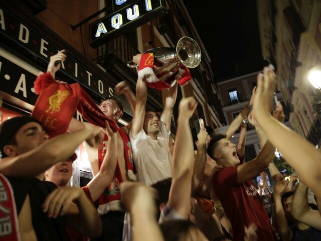 Po výhre Liverpoolu vypukli oslavy, nechýbala ani známa hymna