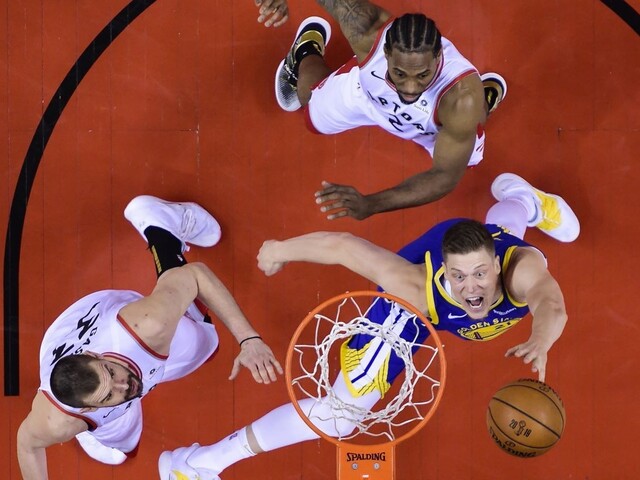 NBA: Golden State vyrovnali stav série, zdolali kanadské Toronto