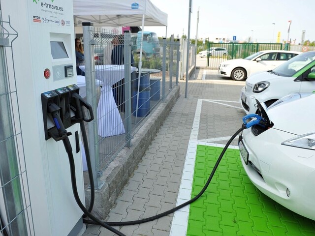 ÚVO chce ísť pri nákupe elektromobilov príkladom, urobí metodiku