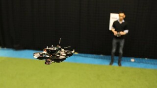Holandskí vedci vytvorili najmenší autonómny závodný dron