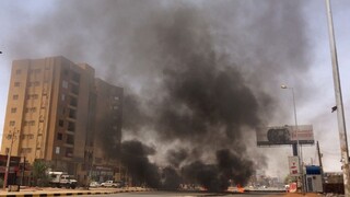 Podpálili im stany a strieľali. Vojaci rozohnali protest násilím