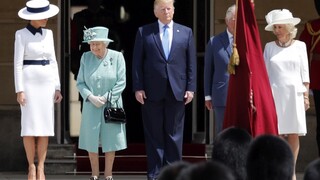 Trump sa stretol s kráľovnou a urazil londýnskeho starostu