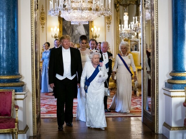 Úžasná, nadchýňal sa Trump kráľovnou. Meghan sa mu vyhla