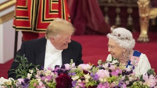 Trump a jeho manželka dostali od britskej kráľovnej darčeky