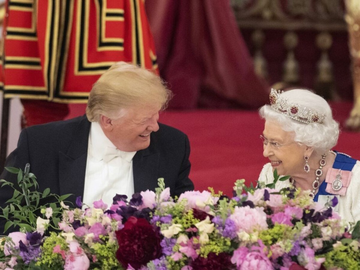 Trump a jeho manželka dostali od britskej kráľovnej darčeky