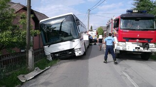 Autobus na východe Slovenska skončil v priekope, hlásia zranenia
