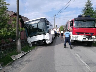 Autobus na východe Slovenska skončil v priekope, hlásia zranenia