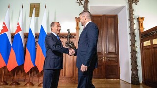 Pellegrini sa stretol s Medvedevom, podľa SaS mal byť na západe