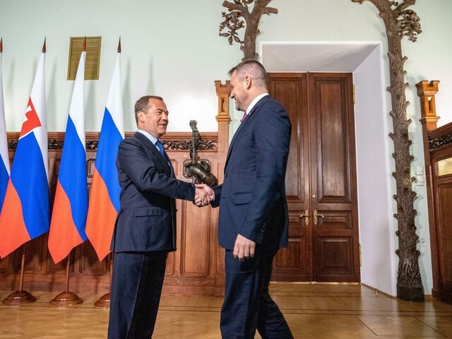 Pellegrini sa stretol s Medvedevom, podľa SaS mal byť na západe