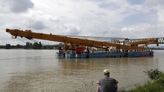 Vrak výletnej lode zostáva pod vodou. Čaká sa, kým klesne Dunaj