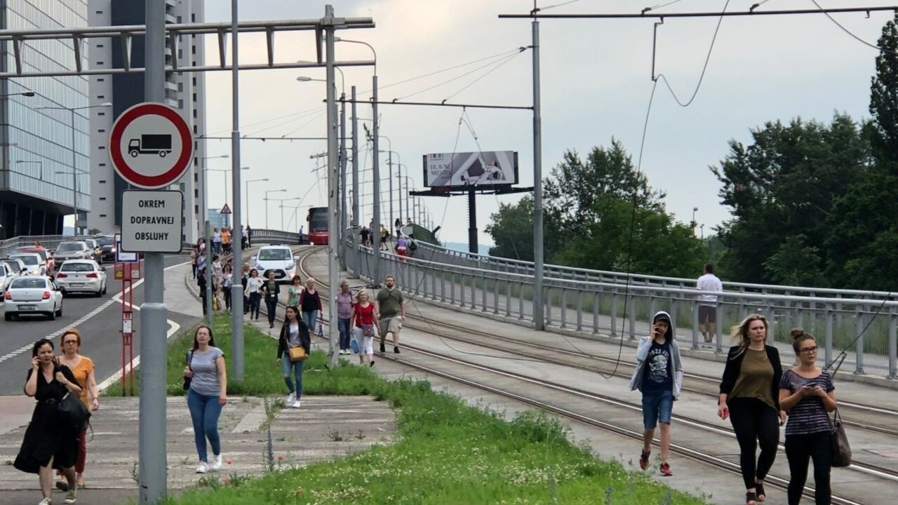 V bratislavskej Petržalke zastavili pre poruchu premávku električiek