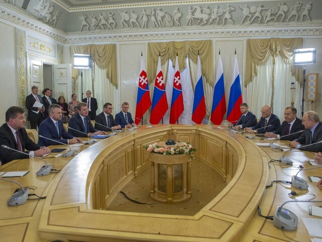 Bez prázdnych viet, zhodnotil rokovanie premiér. Putina pozval k nám