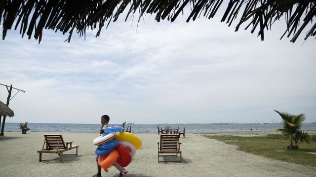 Chlapca odvialo na otvorený oceán na nafukovačke. Mal šťastie