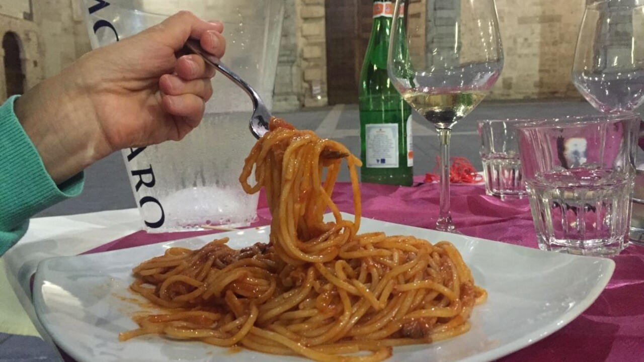 Hostinec vtákov v klietke. V tejto reštaurácii pracujú väzni