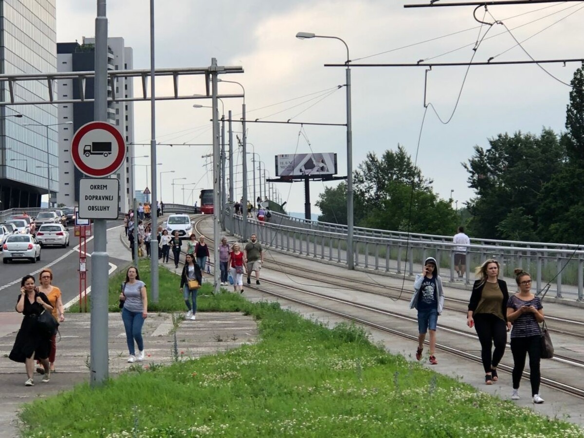 Petržalka zostáva bez električiek, zapríčinil to vodič nákladiaku
