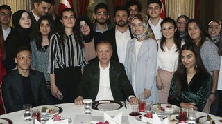 Ďalší kontroverzný krok. Erdogan bol za svedka na Özilovej svadbe