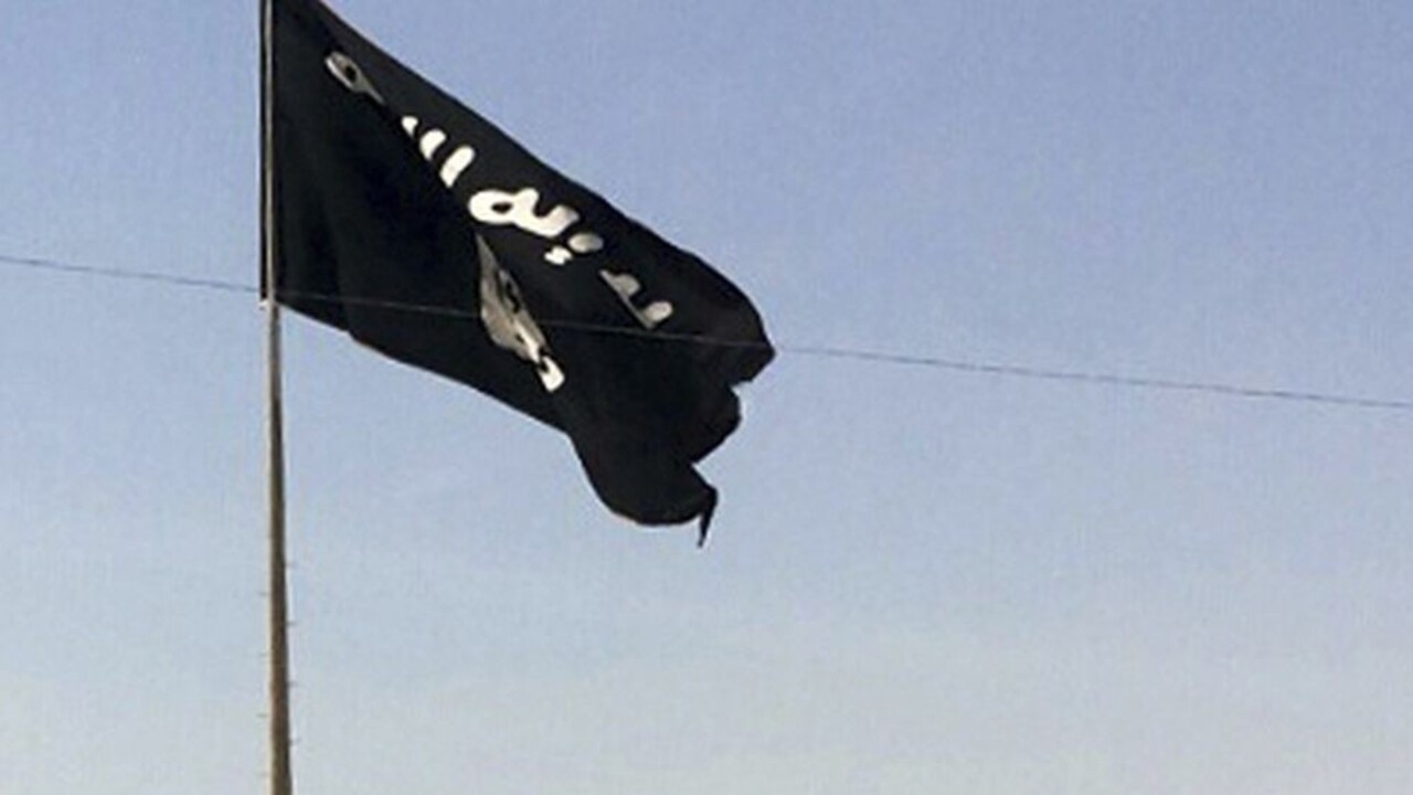 Vlajka IS či výbušniny. Iba 16-ročný tínedžer pripravoval útok