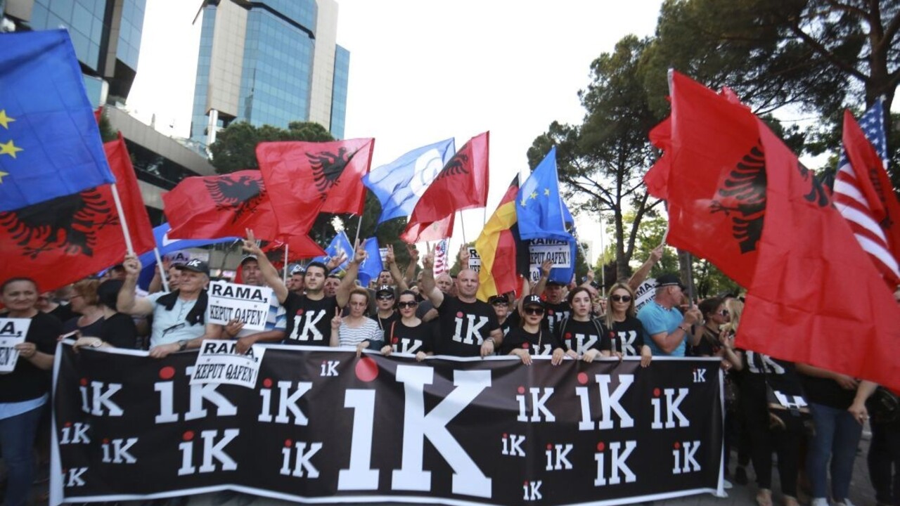 Protesty zjavne fungujú. Albánsky prezident zrušil miestne voľby