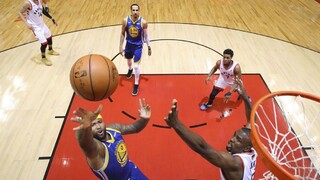 NBA: Golden State si predĺžili sezónu, tesne zdolali Toronto