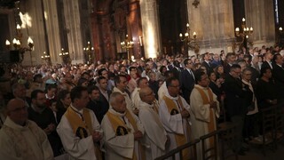 V Notre-Dame odslúžia prvú omšu od požiaru, návštevníci musia mať prilby