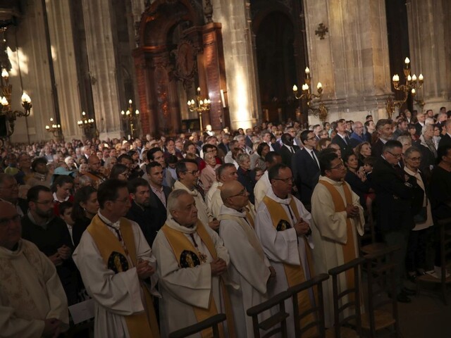 V Notre-Dame odslúžia prvú omšu od požiaru, návštevníci musia mať prilby