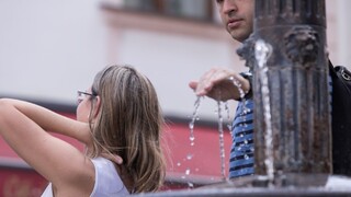 Pre horúčavy kolabujú desiatky ľudí. Nečakajte na smäd