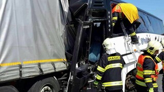 Na českej diaľnici sa zrazil autobus plný detí s kamiónom