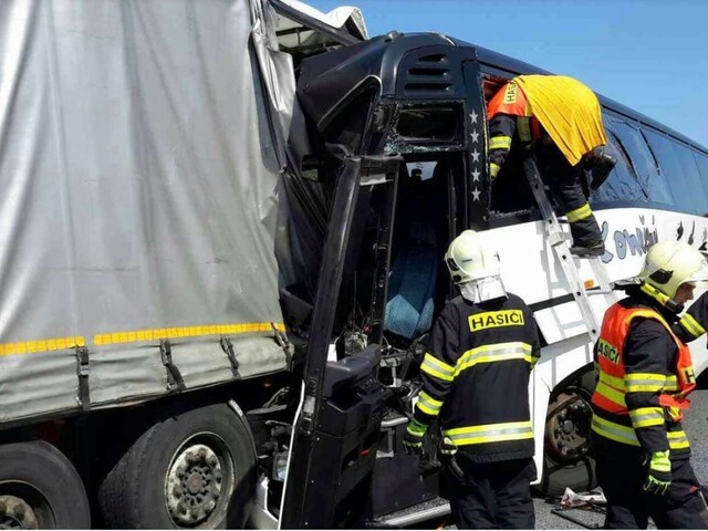Na českej diaľnici sa zrazil autobus plný detí s kamiónom
