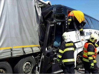 Na českej diaľnici sa zrazil autobus plný detí s kamiónom