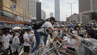 Dav v Hongkongu blokoval vládne budovy, schôdzu museli odložiť