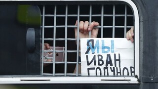 Ľudia protestovali proti zadržaniu novinára, stovky zatkla polícia