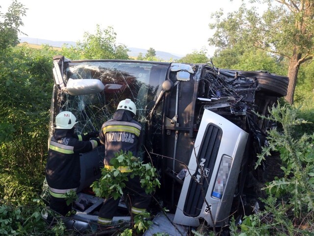 Autobus po zrážke skončil v priekope, viezol deti zo Slovenska