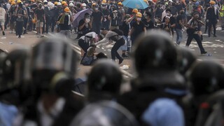 Protesty neutíchajú, úrady v Hongkongu tak skoro neotvoria