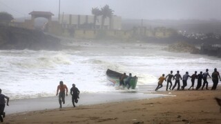 Evakuovali takmer 300.000 ľudí. K pobrežiu sa blíži silný Vayu