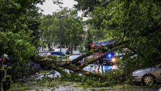Obrovské krúpy a popadané stromy. Búrky ohrozovali svadobčanov