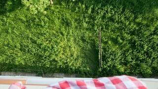 Malé dievčatko sa hralo bez dozoru, vypadlo z tretieho poschodia