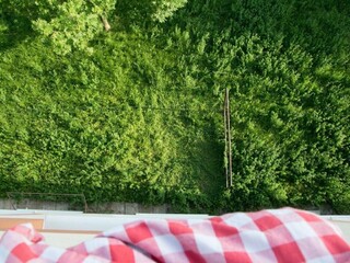 Malé dievčatko sa hralo bez dozoru, vypadlo z tretieho poschodia
