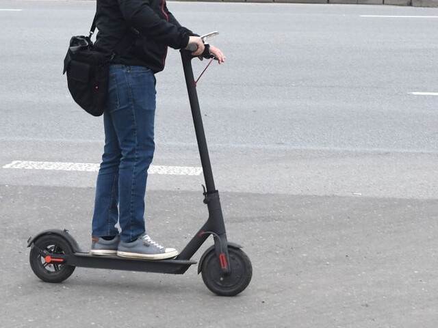 Kolobežky dostanú červenú, zakážu im jazdiť na chodníkoch