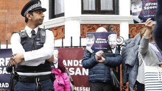 Briti súhlasia s vydaním Assangea, o jeho osude rozhodne súd