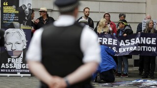 Súd rozhoduje o Assangeovi, v USA mu hrozí doživotie