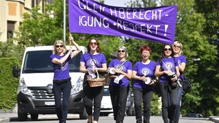 Švajčiarske ženy vyšli do ulíc, protestujú za rovnoprávnosť