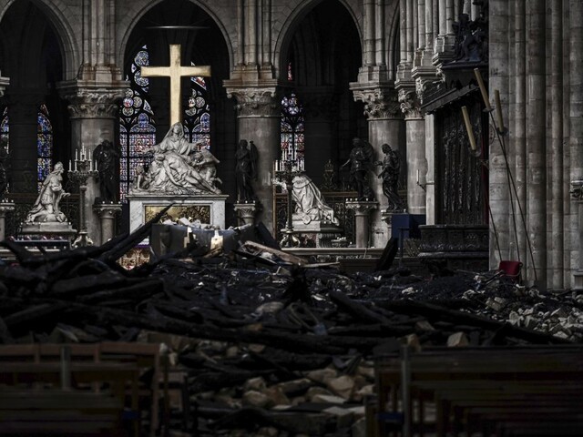 Sľuby sa na peniaze nemenia, boháči na Notre-Dame pozabudli