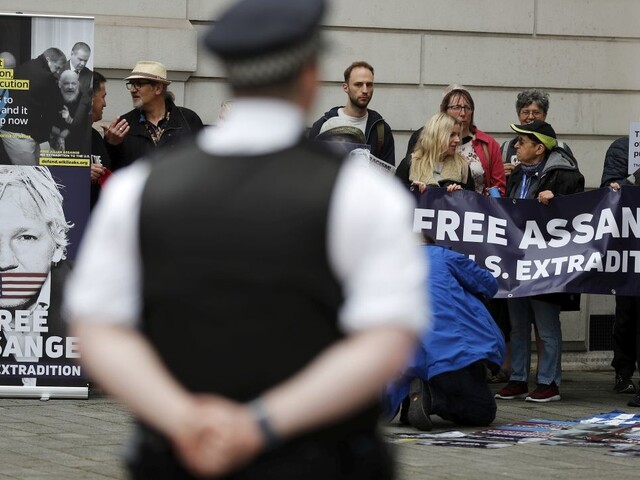 Briti protestovali proti vydaniu Assangea do USA, jeho osud je teraz v rukách ministerky vnútra