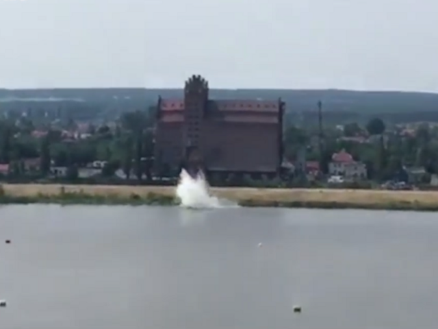 Lietadlo narazilo na hladinu rieky a rozpadlo sa, po pilotovi pátrajú