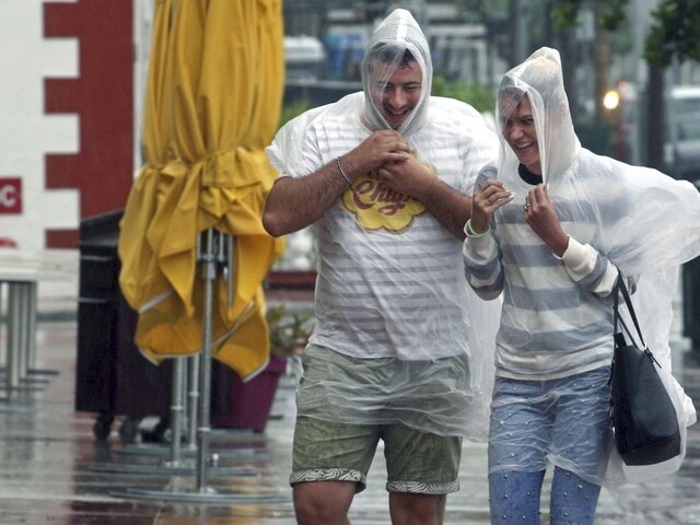 Prerušia vlnu horúčav búrky a lejaky? Vydali výstrahu pre celú SR